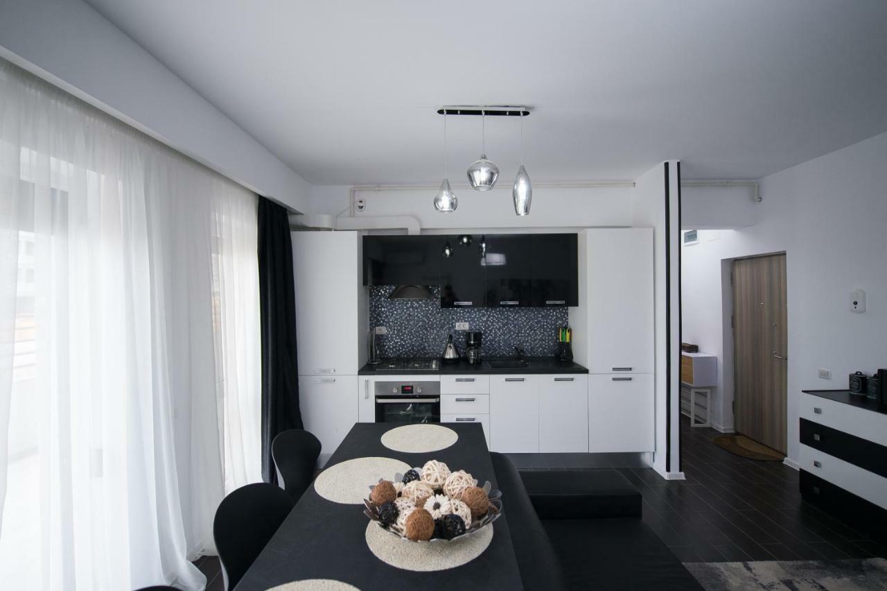 Apartel Black & White Navodari Exterior photo