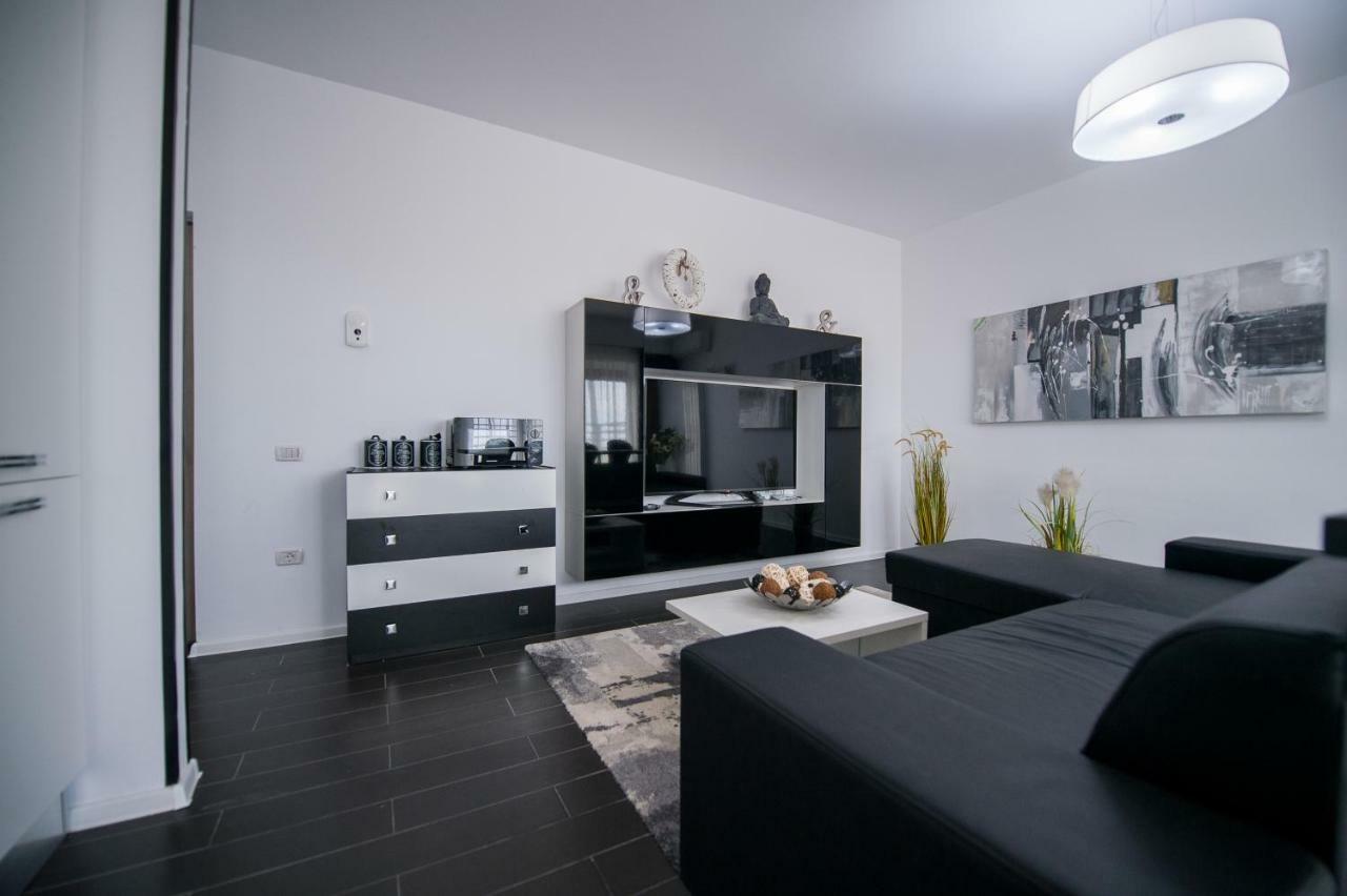 Apartel Black & White Navodari Exterior photo